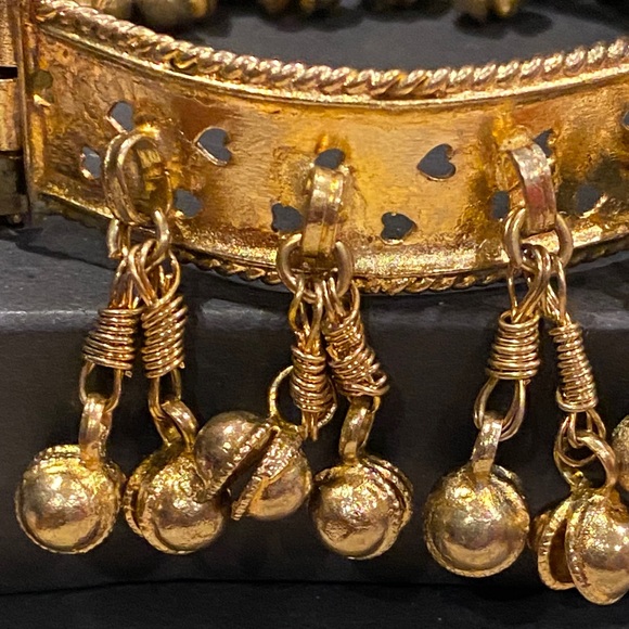 Elegant Gold Tone Bracelet with Dangling Charms - Picture 4 of 11